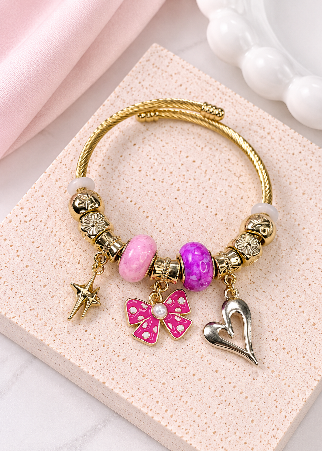ETC-PUL-131 - PULSERA ESTILO PANDORA DE LAZO COQUETTE EN DORADO