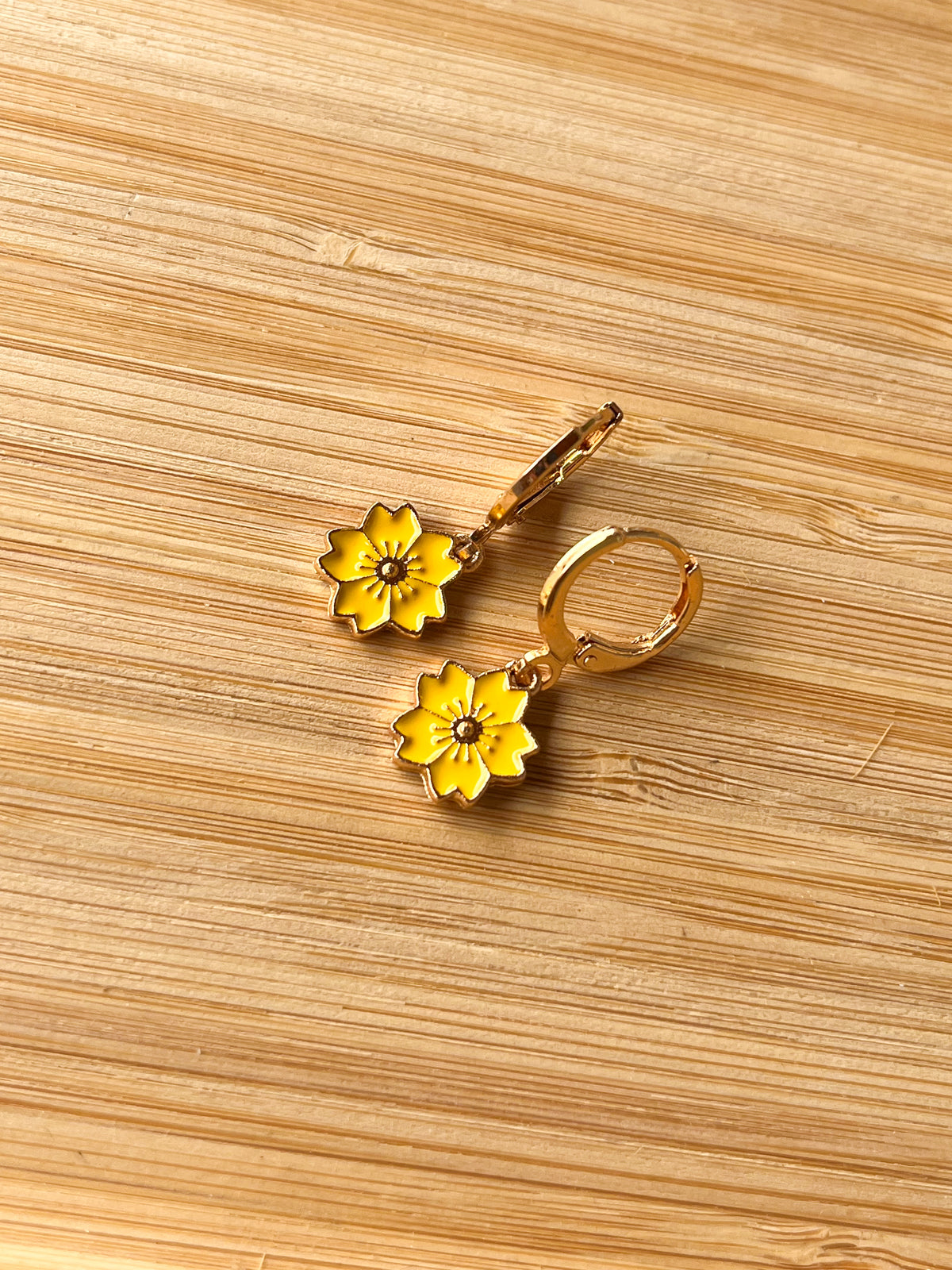 ETC-ARE-259 - ARETES FLOR AMARILLAS